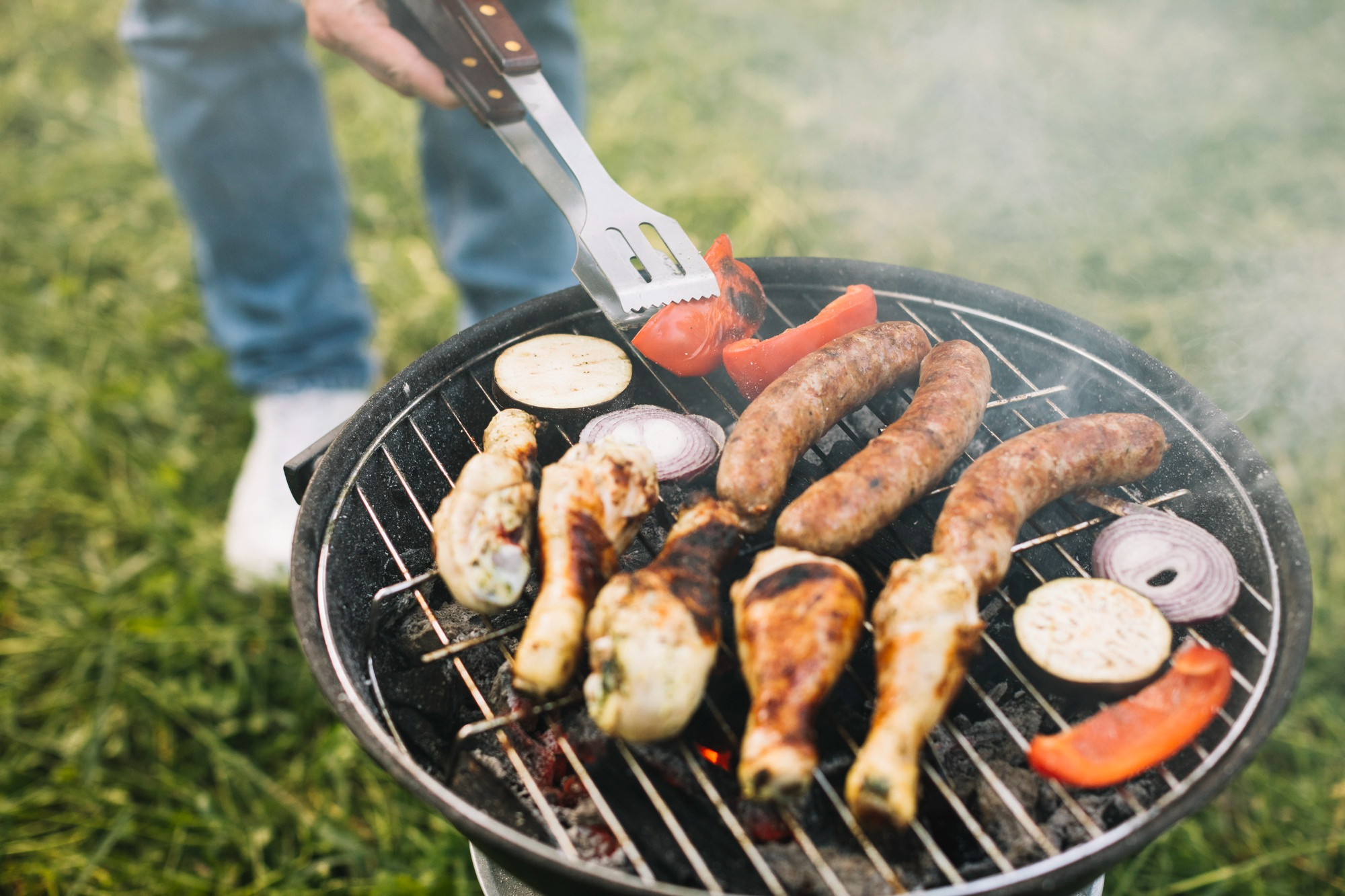 Grillades sur braises lors d'un barbecue en ext&eacute;rieur