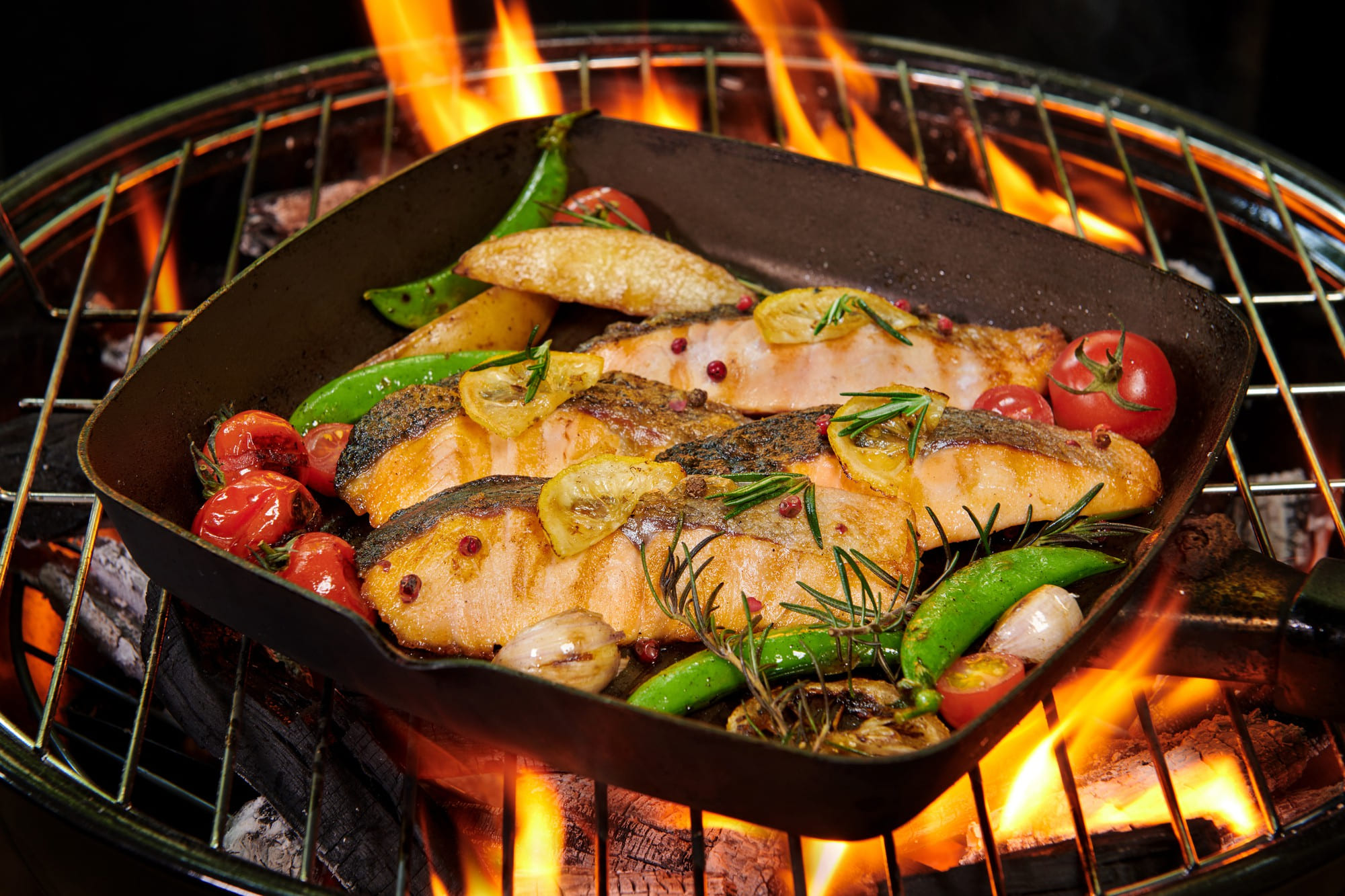 Poisson entier et gambas grill&eacute;s au barbecue