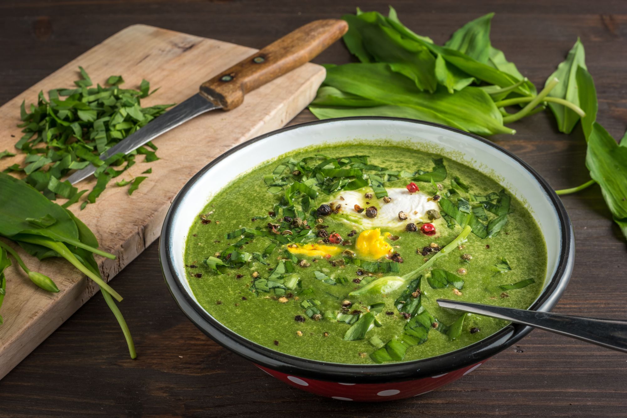 Pesto d'ail des ours pr&eacute;par&eacute; dans un bol avec des p&acirc;tes