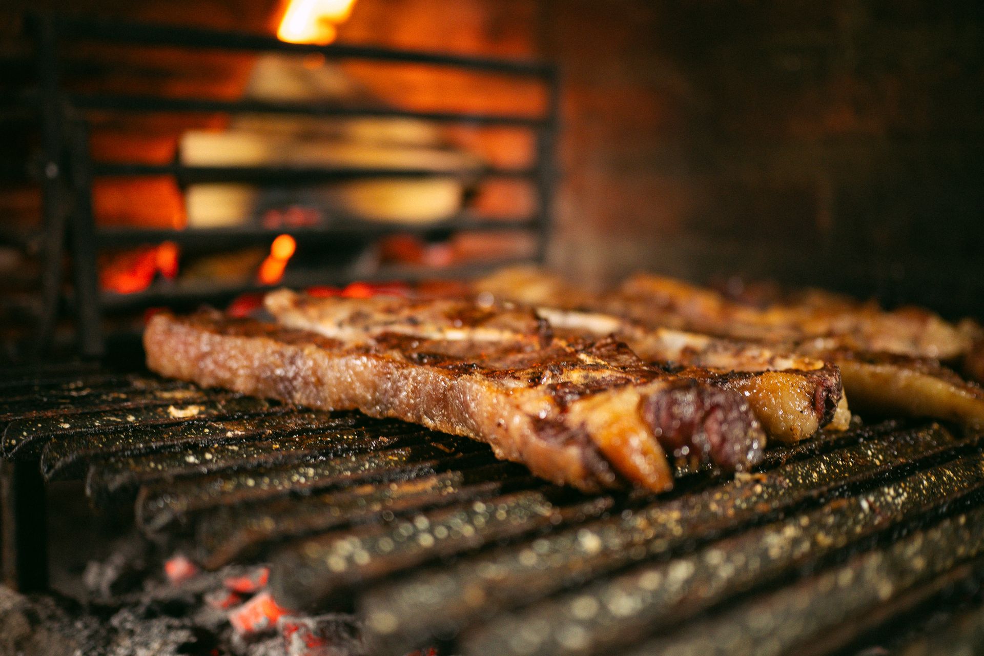 C&ocirc;te de b&oelig;uf grill&eacute;e sur des braises